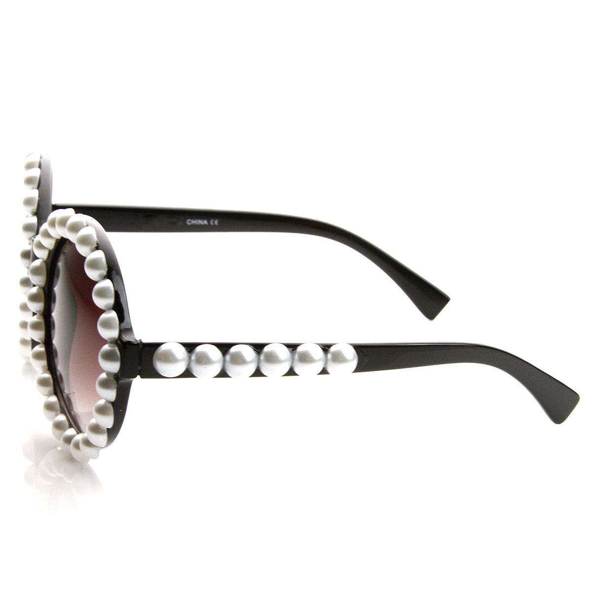 ROUND-FRAME SUNGLASSES WITH PEARLY PRINCESS CHAIN –