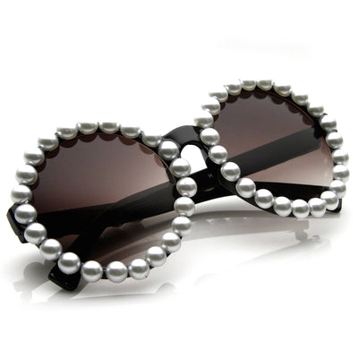 ROUND-FRAME SUNGLASSES WITH PEARLY PRINCESS CHAIN –